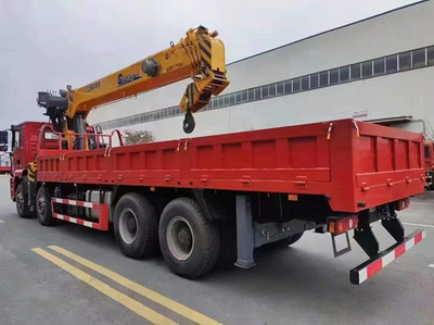 國(guó)六陜汽20噸徐工隨車吊 高效運(yùn)輸與起重作業(yè)的完美結(jié)合