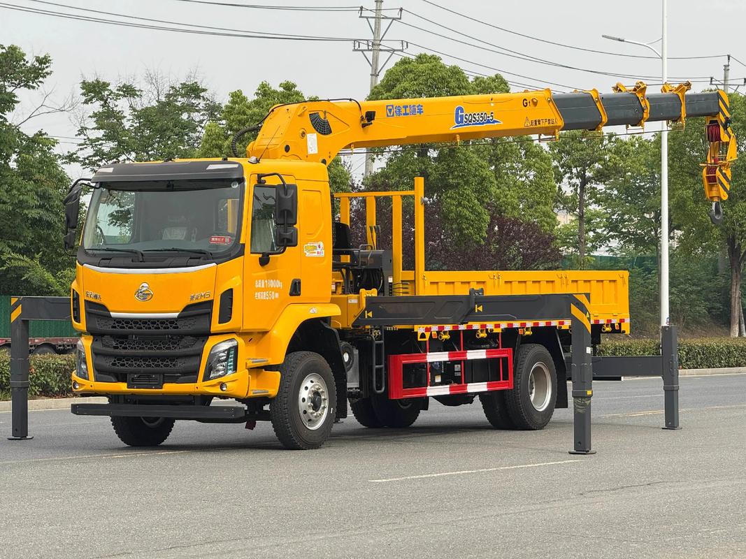 全網首發！柳汽乘龍底盤+玉柴270馬力，上裝徐工14噸隨車吊震撼登場